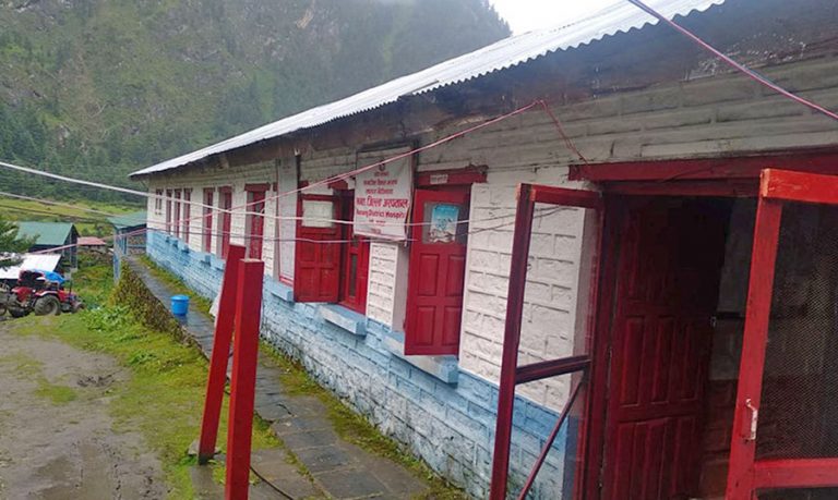 मनाङ जिल्ला अस्पतालमा भेन्टिलेटर छ, तर चलाउने जनशक्ति छैन