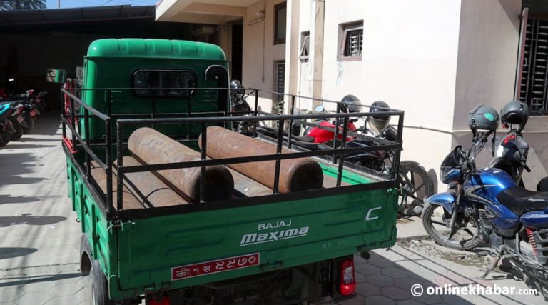 भक्तपुर प्रहरीले बाँड्यो ९५ थान अक्सिजन सिलिण्डर
