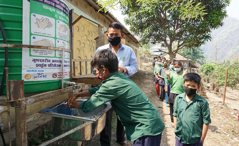 कक्षाकोठा पस्नुअघि साबुन-पानीसँग रमाउँछन् विद्यार्थी