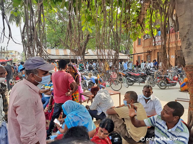 राजविराजको मालपोत कार्यालयमा सेवाग्राहीको भीड, छैन भौतिक दूरी