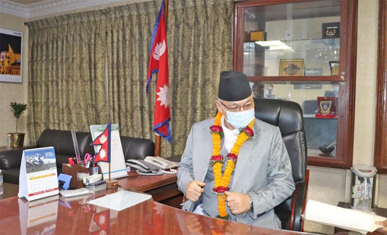 दोस्रो पटक शपथ लिएर मन्त्रालय पुग्दा बादललाई स्वागत