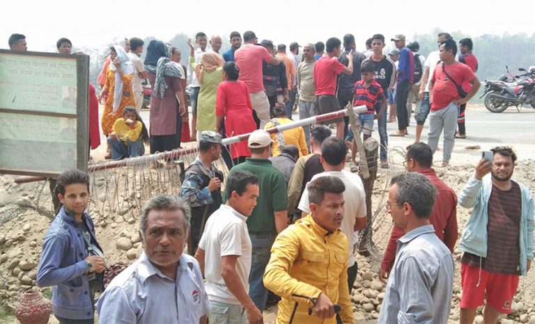 हुलाकी सडक बनाउन रोकेको भन्दै ठोरीमा आन्दोलन र तालाबन्दी