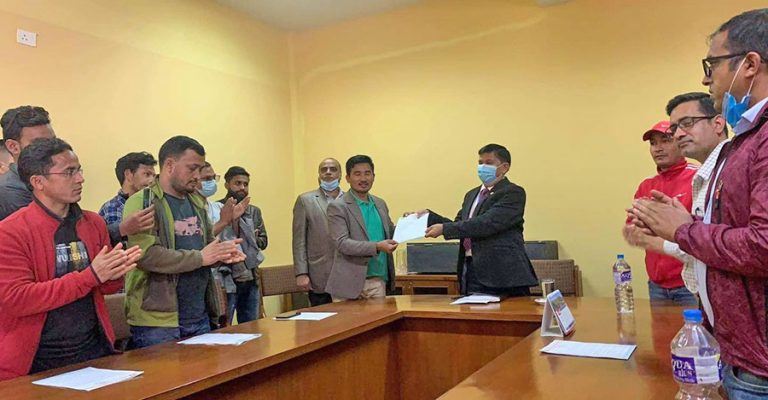 बेरोजगार विद्यार्थीलाई २० घण्टा रोजगारी माग राख्दै अखिल क्रान्तिकारीको ज्ञापनपत्र