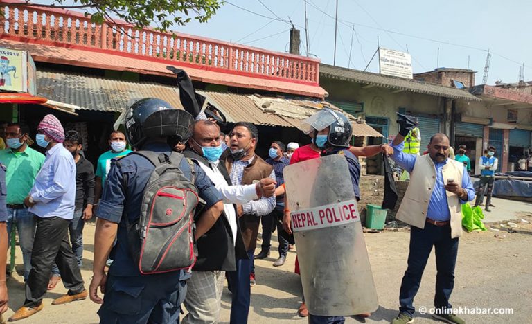 मन्त्री पाण्डेलाई आफ्नै पार्टीका नेता कार्यकर्ताले देखाए कालोझण्डा