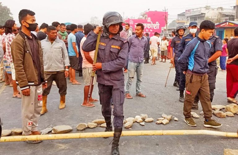 टिपरको ठक्करबाट पैदलयात्रीको मृत्यु, आफन्तद्वारा प्रदर्शन