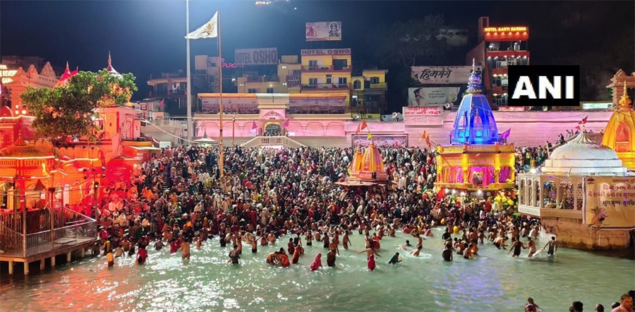 कोरोना त्रासका बीच हरिद्वारमा हजारौंले गरे शाही स्नान