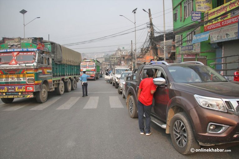 निषेधाज्ञा पालना गराउन ठाउँठाउँमा चेकिङ, नागढुंगामा जाम