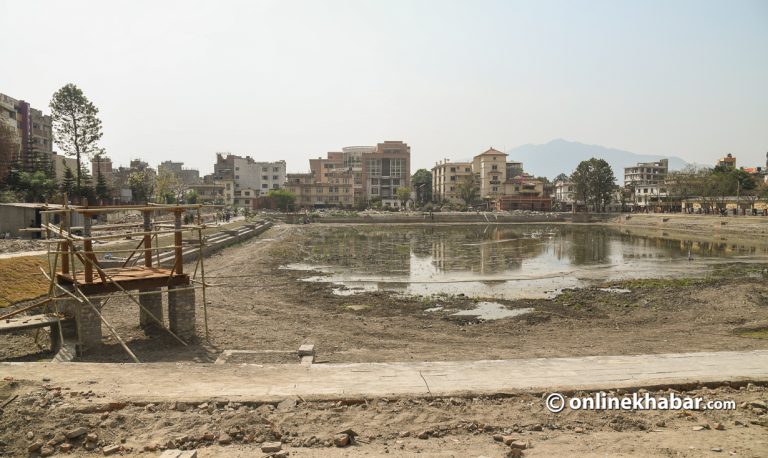 कंक्रिटको संरचना नहटाई कमलपोखरीमा पानी भर्न शुरु