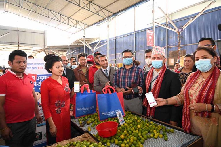जोरपाटीको तरकारी बजारमा मेगा बैंकको क्यूआर कोड सेवा