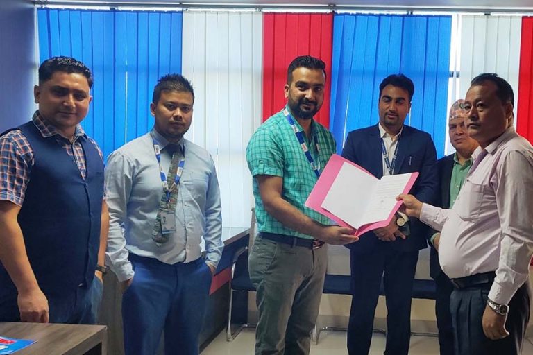 धनगढीमा रिक्सा चढ्ने यात्रुले अब क्यूआर कोड स्क्यान गरेर भाडा तिर्न सक्ने