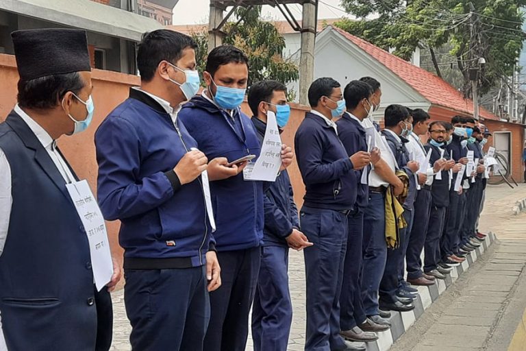 सामान्य प्रशासन मन्त्रालय अगाडि नासुको प्रदर्शन