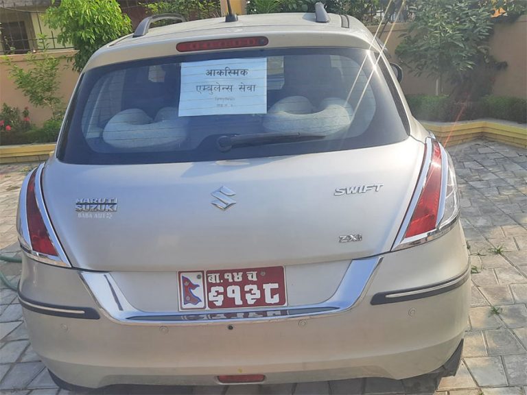 एम्बुलेन्स नपाएपछि वडा अध्यक्षद्वारा आफ्नै गाडीमा विरामी बोक्ने घोषणा