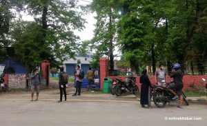संक्रमित बेडको खोजीमा अस्पताल चहार्दै, ८० बेडको भवनमा सरकारको ताला