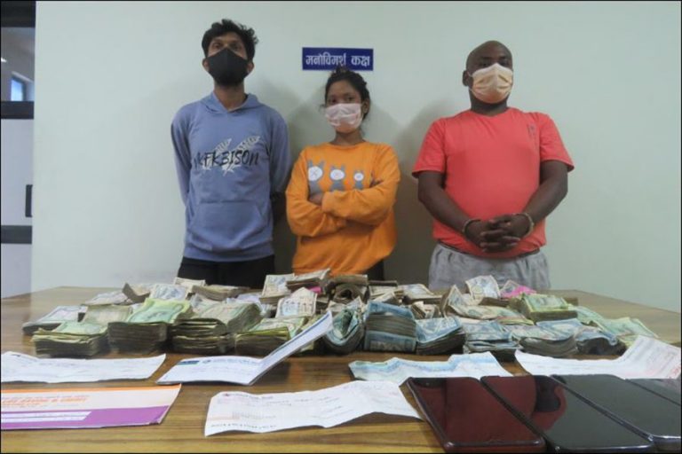 स्रोत नखुलेको २२ लाख नगदसहित विराटनगरबाट तीनजना पक्राउ 