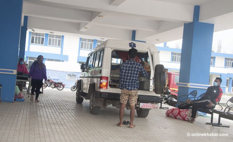 बिरामीले अक्सिजन पाउँदैनन्, प्रदेश सरकार भन्छ – समस्या छैन