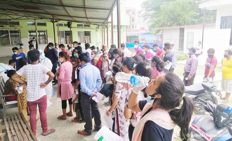 कोशी अस्पतालमा बढ्न थाल्यो लाइन, डाक्टर भन्छन्-‘धान्ने अवस्था देखिंदैन’