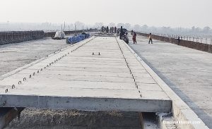 महाकालीमा निर्माणाधीन पुल अलपत्र, आर्थिक नाका बनाउने योजना अन्योलमा