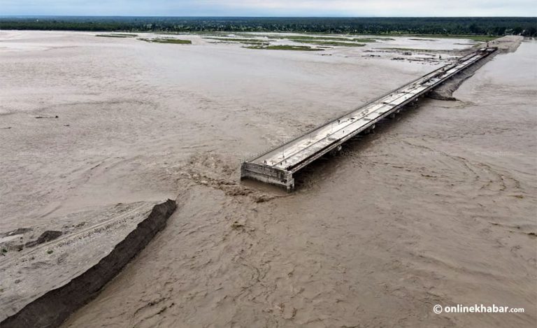 महाकाली नदीमा बाढी : निर्माणाधीन पुलको बाँध बगायो, ८ घर डुबानमा