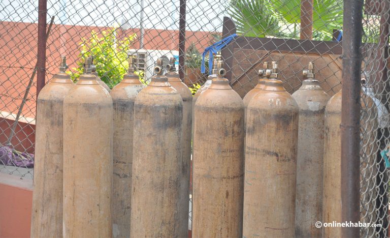 चन्द्रागिरि नगरपालिकालाई १० थान अक्सिजन सिलिण्डर सहयोग