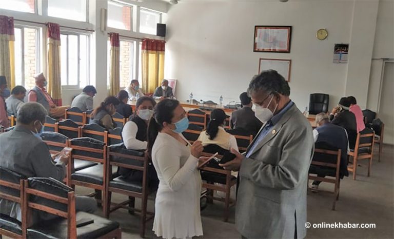 संसद विघटनविरुद्ध विपक्षी गठबन्धनको रिट तयार, सांसदहरुले हस्ताक्षर गर्दै