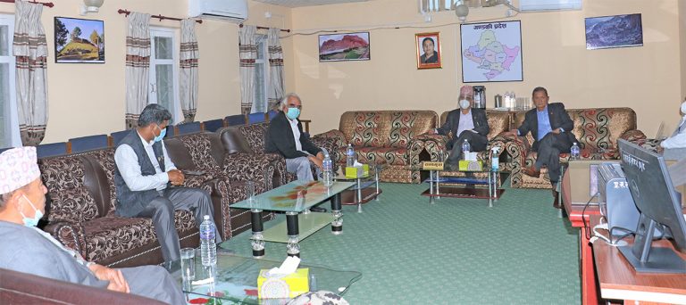 पहिले प्रधानमन्त्रीको भविष्य हेर्न चाहन्छन् मुख्यमन्त्री गुरुङ