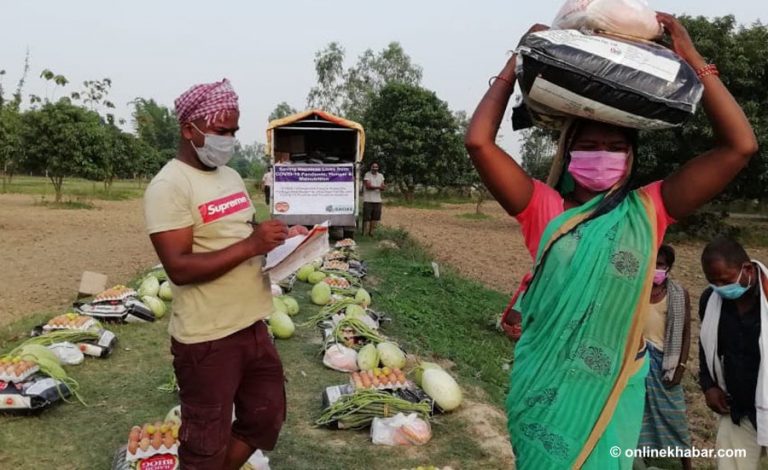 गोलबजारका विपन्न परिवारलाई राहत प्रदान