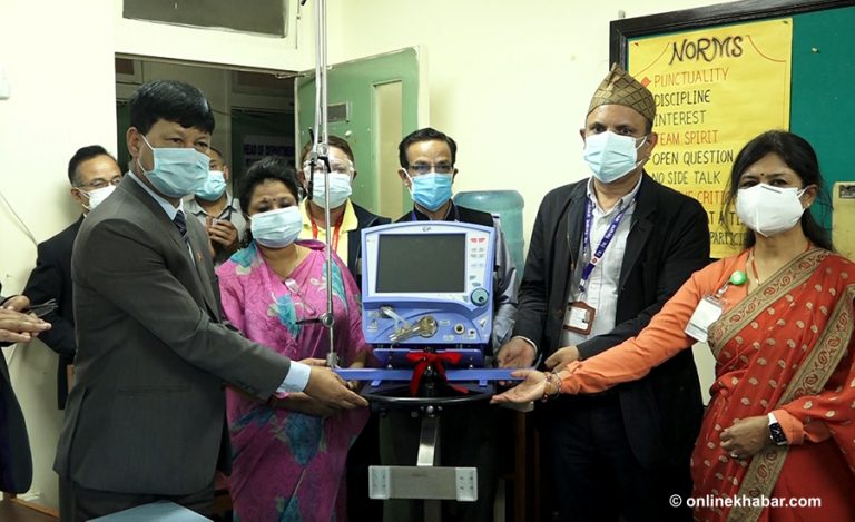 त्रिवि शिक्षण अस्पताललाई महानगरको भेन्टिलेटर सहयोग