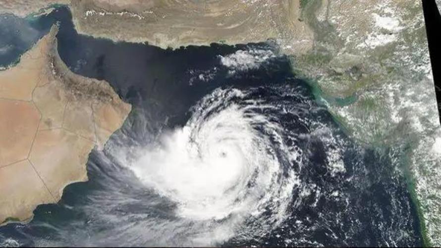 Индийский океан ветер. Тайфун Аравийское море. Индийский океан циклон. Аравийское море индийский океан. Залив в Аравийском море.