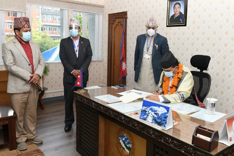 संक्रमितको शव जलाउने कर्मचारीलाई एक हजार प्रोत्साहन भत्ता : पर्यटनमन्त्री