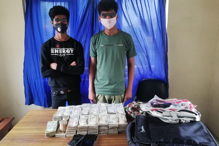 स्रोत नखुलेको पौने ५४ लाख रुपैयाँसहित दुईजना पक्राउ