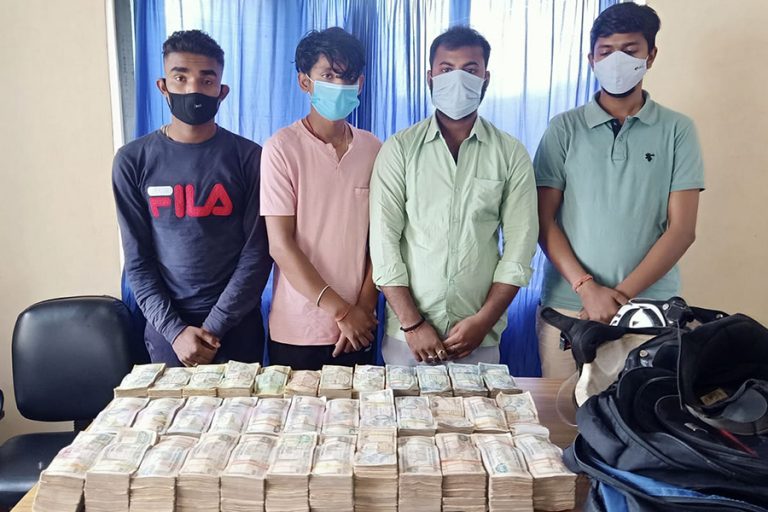 स्रोत नखुलेको साढे ८२ लाख रुपैयाँसहित चारजना पक्राउ