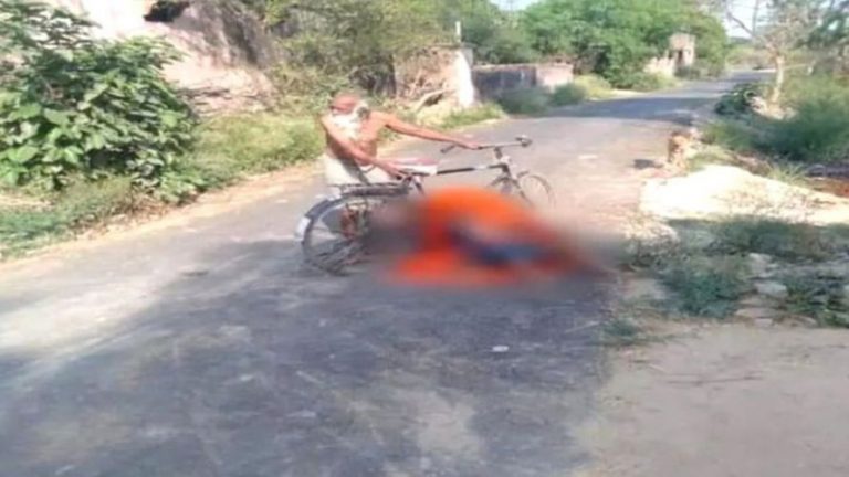 साइकलमा श्रीमतीको शव बोकेको भाइरल तस्वीर कति सत्य ?
