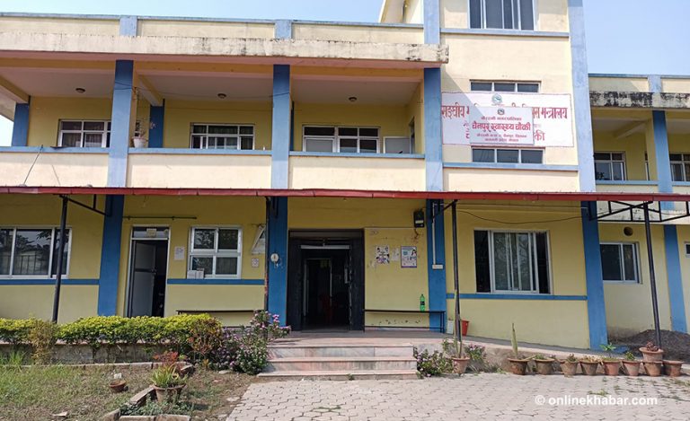 चितवनको खैरहनीका कोराना संक्रमितलाई घरघरमै औषधि