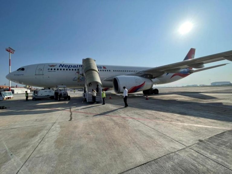 सिलिण्डर लिन ओमान उड्यो नेपाल एयरलाइन्सको विमान