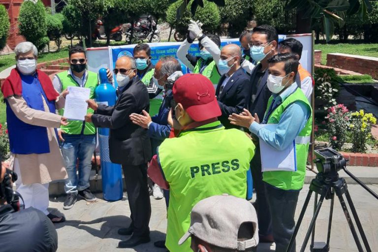 ओमानका श्रमिकले पठाएका ५६० अक्सिजन सिलिण्डर हस्तान्तरण