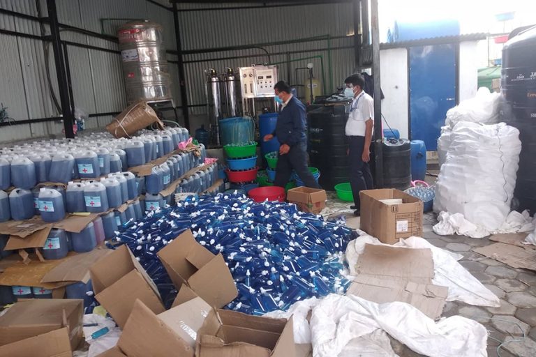 ललितपुरमा सञ्चालित सेनिटाइजर उद्योगमा प्रहरीको छापा