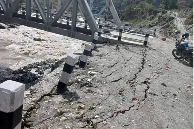 नदीमा पानीको बहाब बढेपछि पुल जोखिममा   