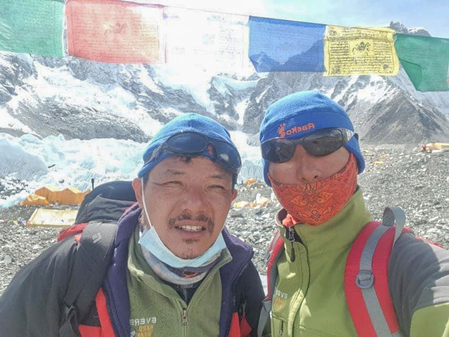 १६ वर्षीय सोनामले बाबुसँगै गरे सगरमाथाको आरोहण
