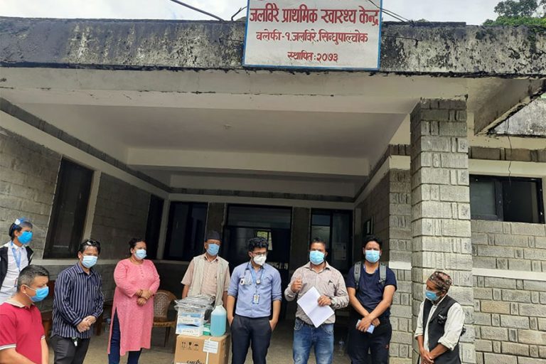 सिन्धुपाल्चोकमा स्वास्थ्य सामग्री वितरण