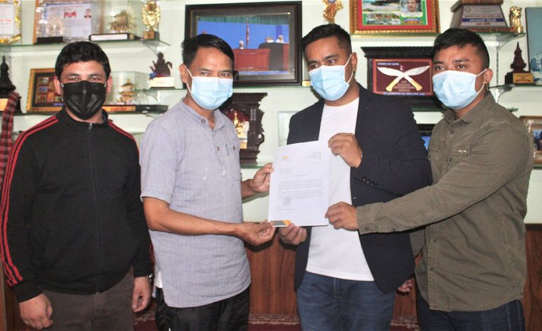 कोरोना खोप माग्दै रेष्टुरेन्ट व्यवसायीले बुझाए स्वास्थ्यमन्त्रीलाई ज्ञापनपत्र