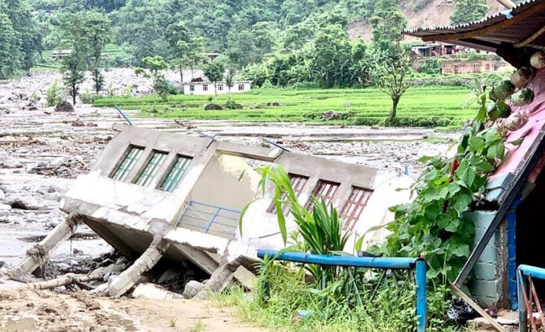 विद्यालय भवन बाढीले बगाएपछि विद्यार्थी र अभिभावक अन्योलमा