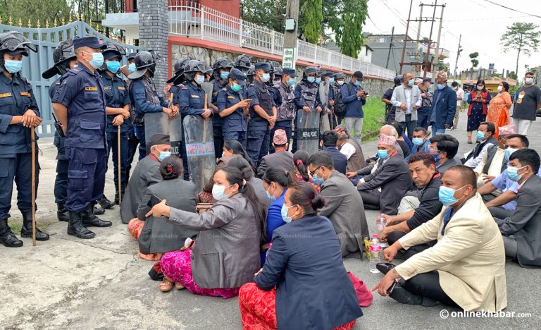 गण्डकी प्रदेश प्रमुखको कार्यालयमा विपक्षी गठबन्धनको धर्ना