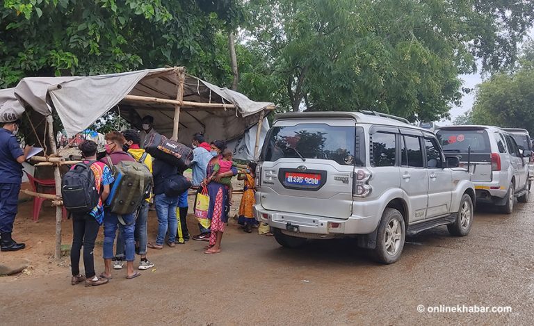 गौरीफन्टा नाकामा मन्त्रीको अनुगमन, भारत जान लागेकामाथि परेन नजर