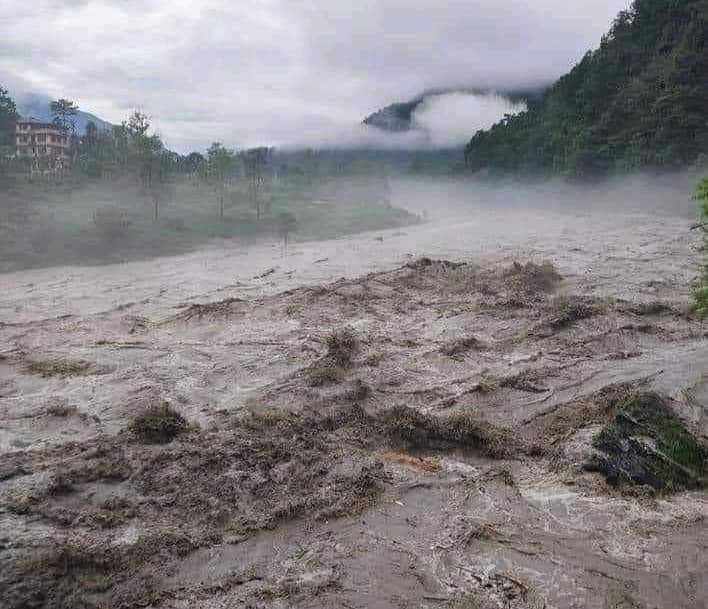 बाढीले मेलम्ची–हेलम्बु सडकखण्ड अवरुद्ध   