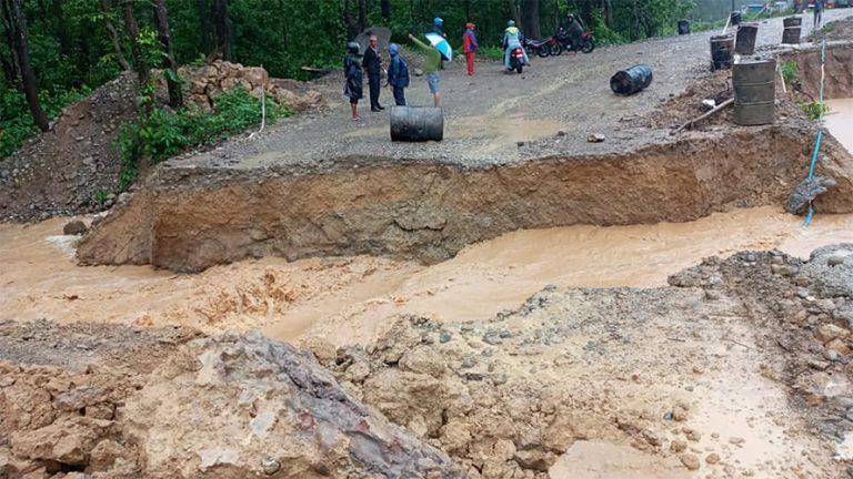 रुपन्देहीको देवदहमा पूर्व पश्चिम राजमार्ग अवरुद्ध
