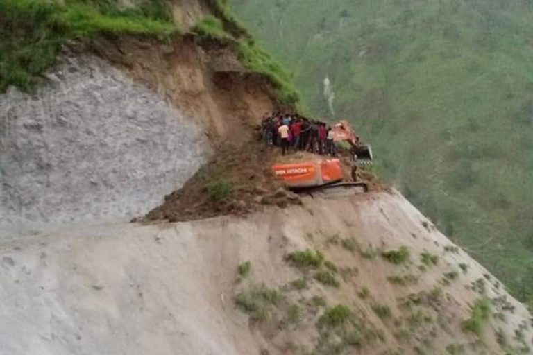 सडक खन्‍ने क्रममा स्काभेटर पुरिदा चालकको मृत्यु