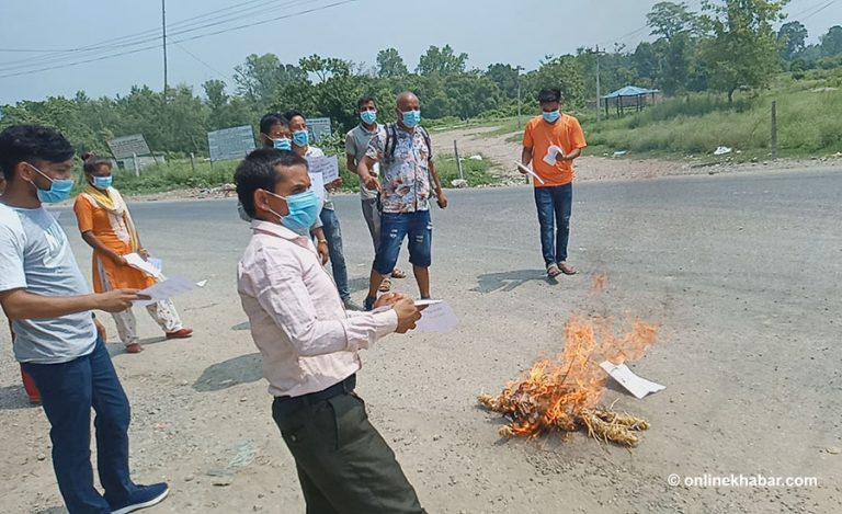 कैलालीमा प्रधानमन्त्री ओली र उपप्रधानमन्त्री महतोको पुत्ला दहन