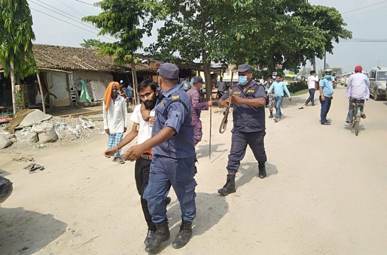 खानेपानी मन्त्री झालाई कालो झण्डा देखाउने तीनजना पक्राउ