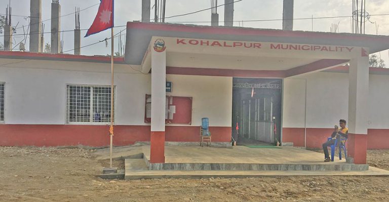 अंग्रेजी माध्यमको नाममा शुल्क नउठाउन कोहलपुर नगरपालिकाको निर्देशन