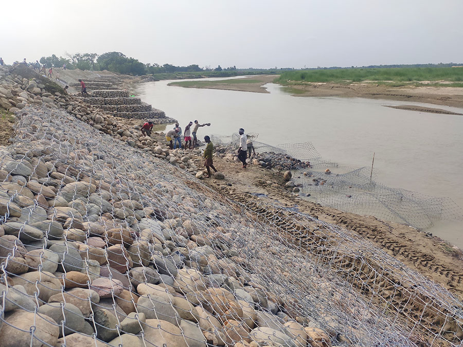 वर्षायाम लागेपछि बागमती र लालबकैया नदीको तटबन्ध मर्मत